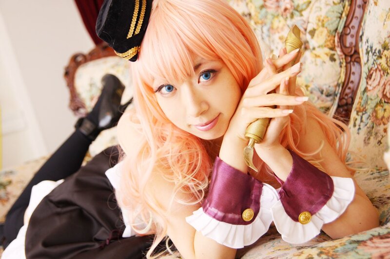 cosplayer with pink hair