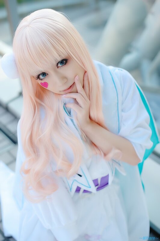 cosplayer with pink hair