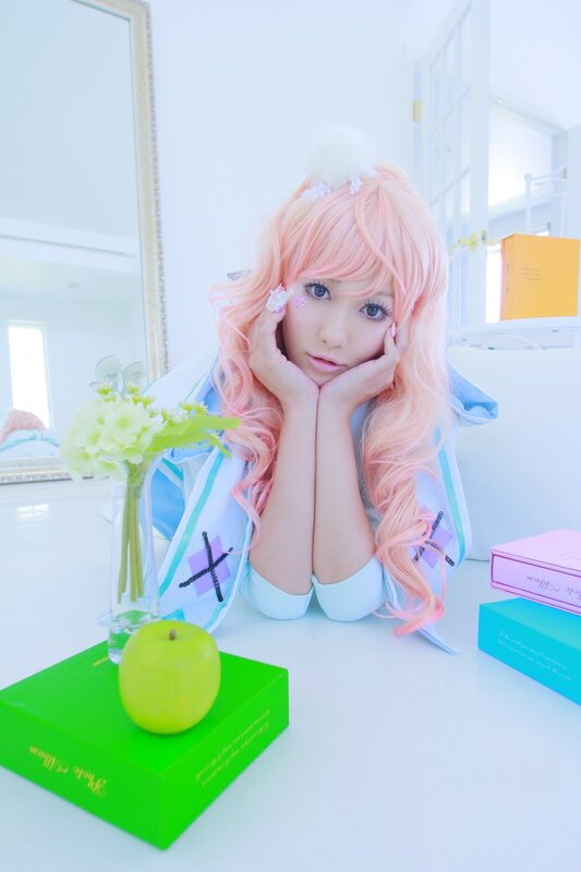 cosplayer with pink hair and apple