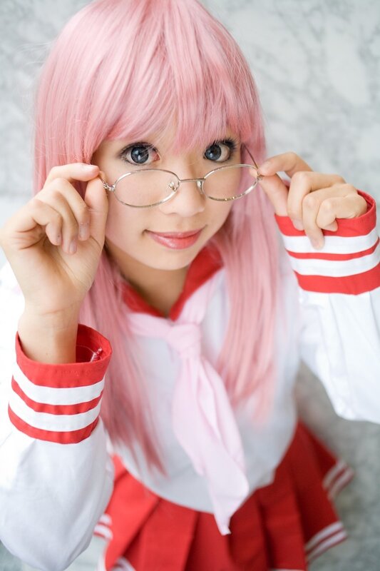 cosplayer with pink hair and glasses