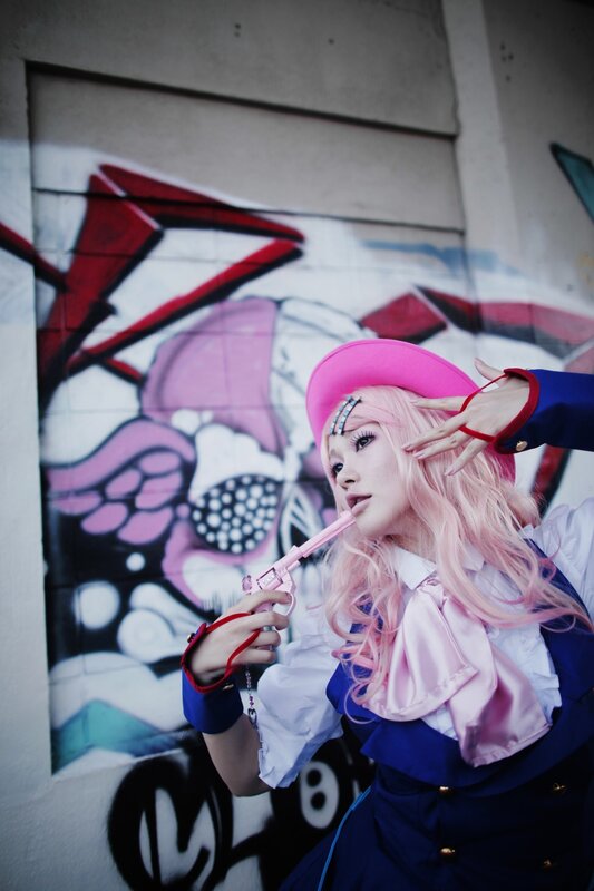 cosplayer with pink hair and gun
