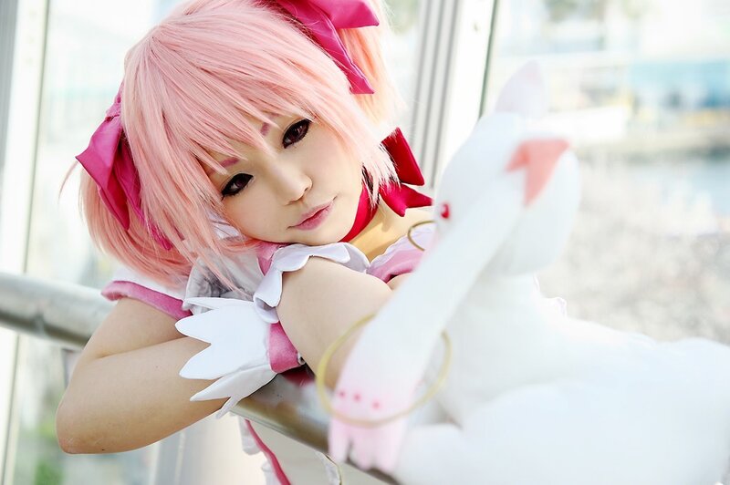 cosplayer with pink hair and white plush