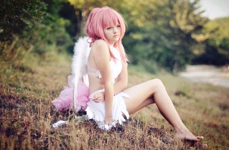 cosplayer with pink hair and wings