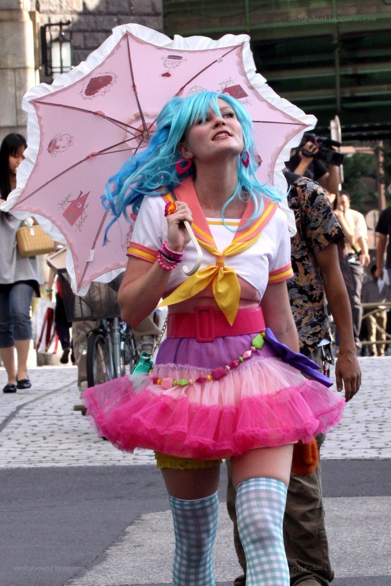 cosplayer with pink umbrella