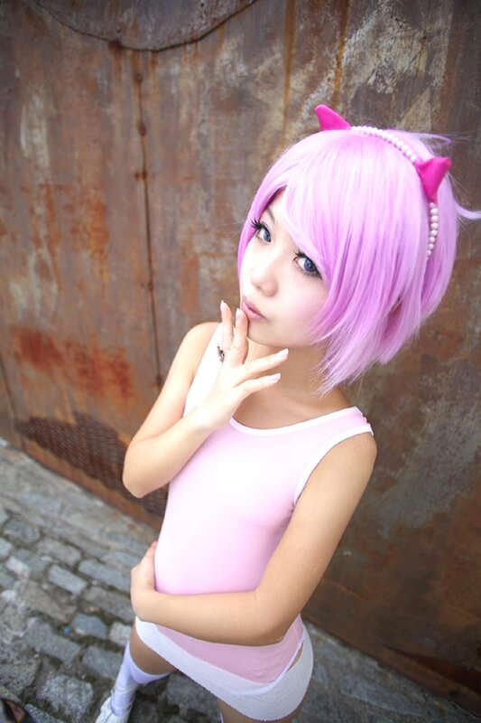 cosplayer with pink wig