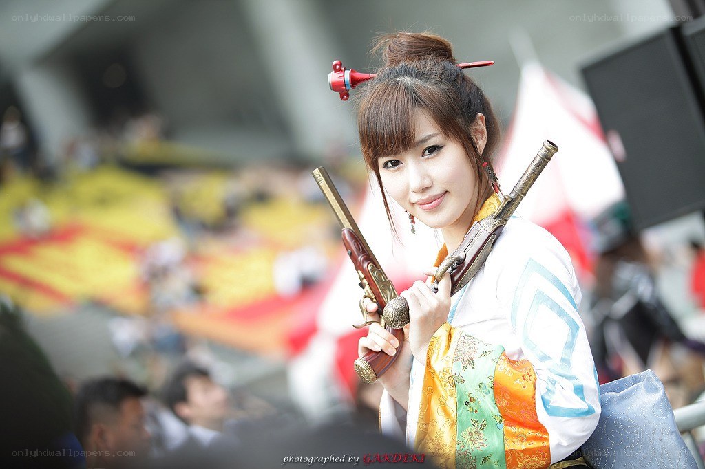 cosplayer with pistols at event