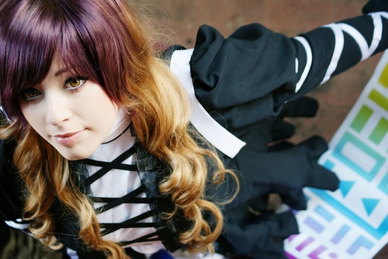 cosplayer with purple and blonde hair