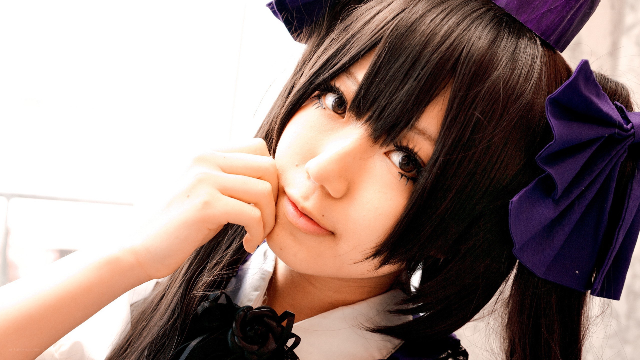 cosplayer with purple bow