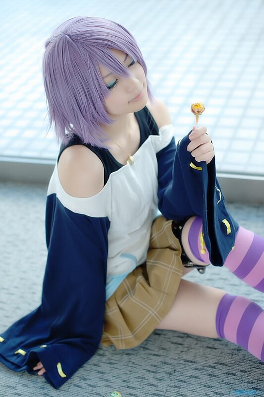 cosplayer with purple hair holding lollipop