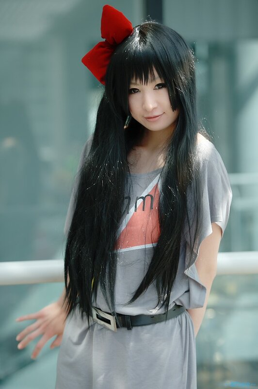 cosplayer with red bow