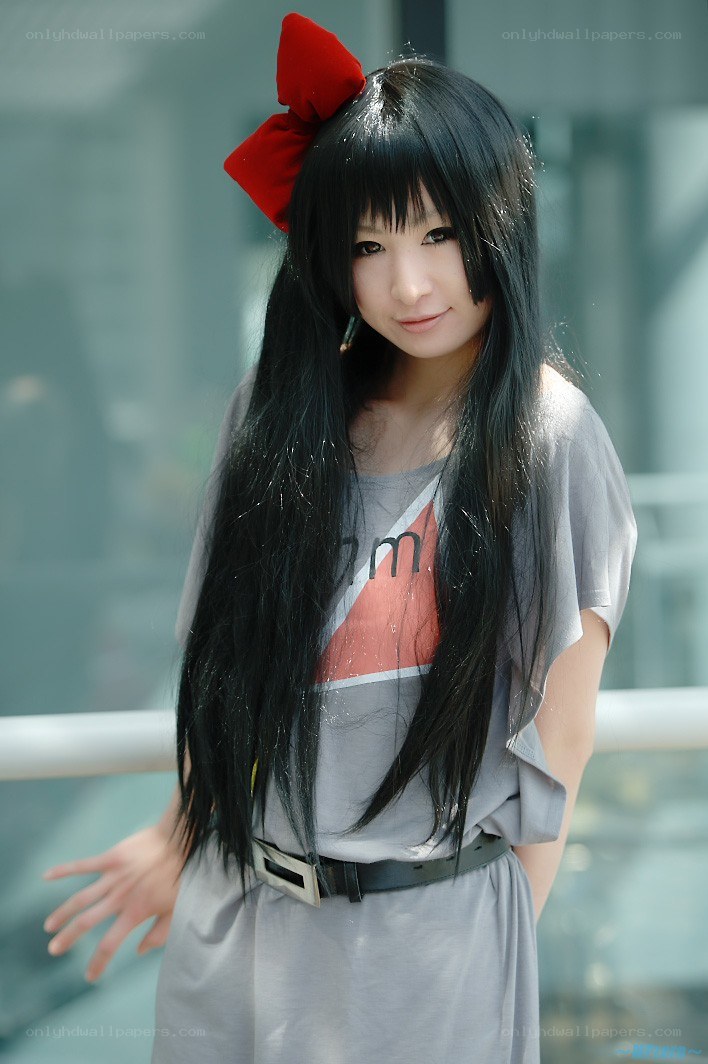 cosplayer with red bow