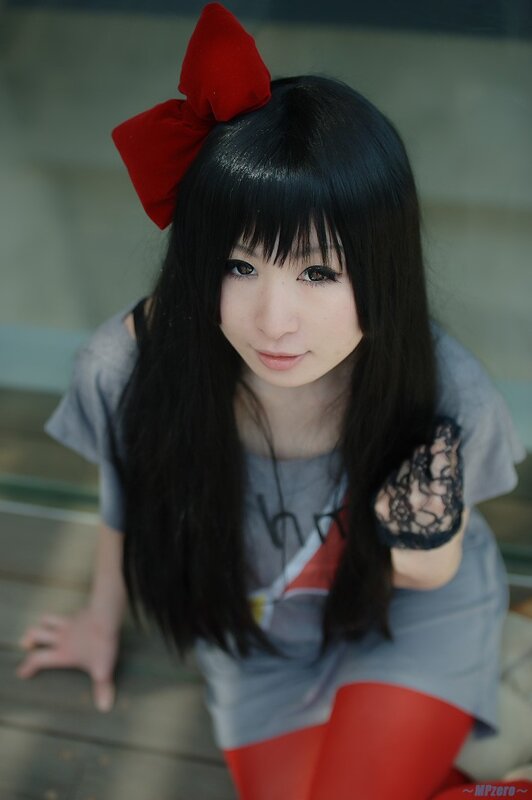 cosplayer with red bow