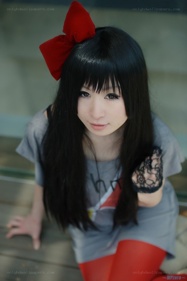 cosplayer with red bow