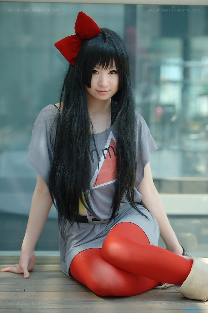 cosplayer with red bow and tights