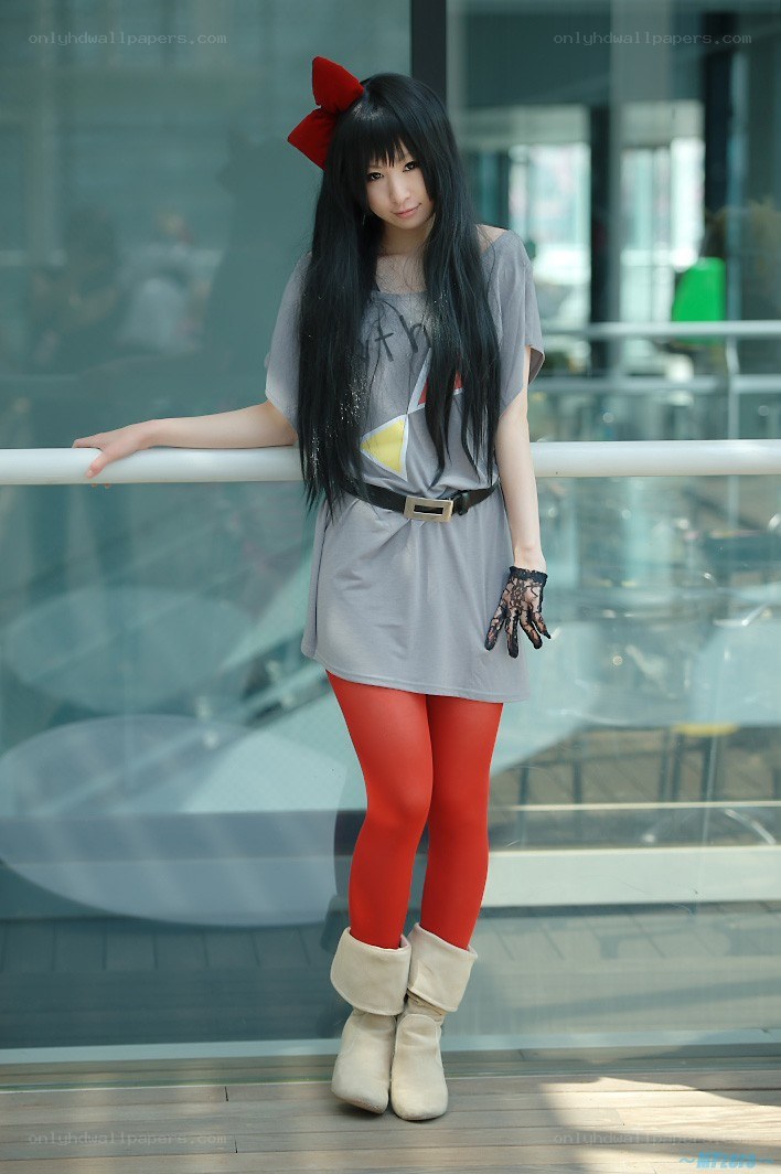 cosplayer with red bow and tights