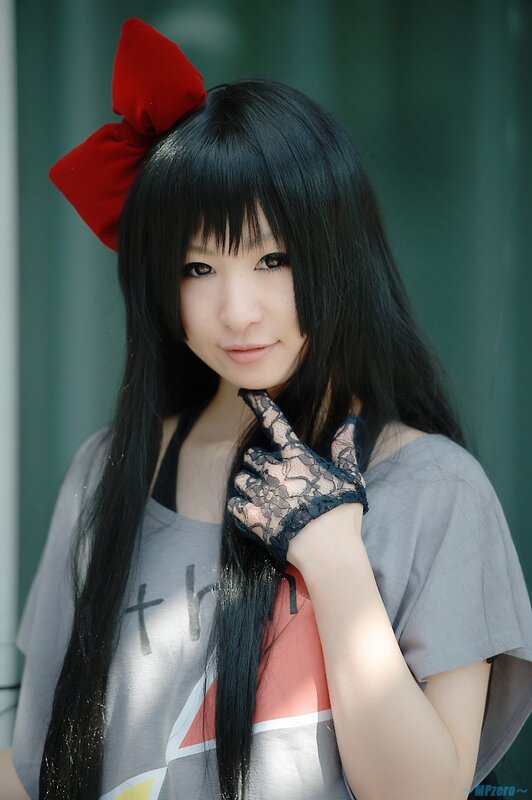 cosplayer with red bow