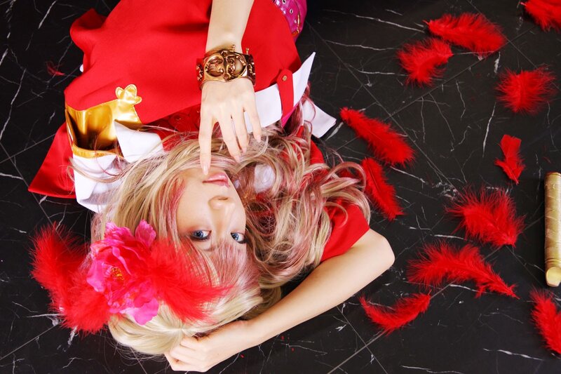 cosplayer with red feathers