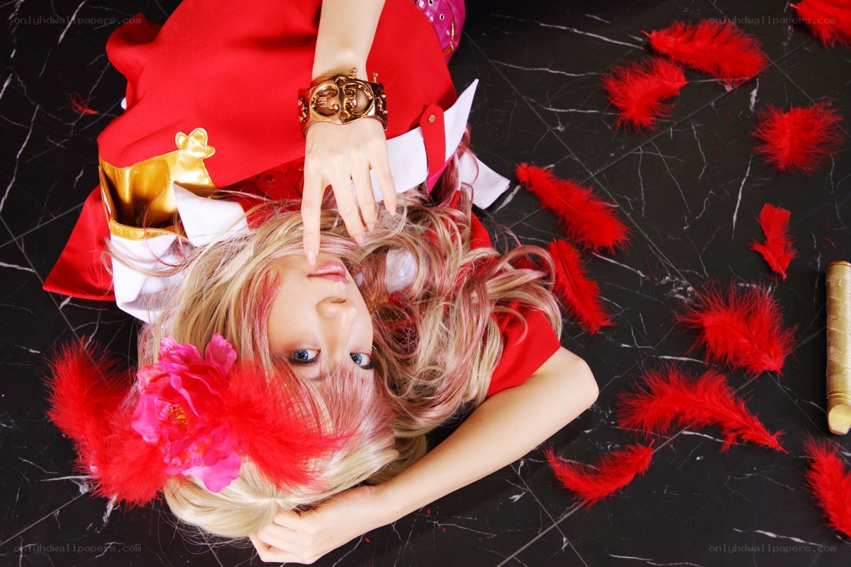 cosplayer with red feathers