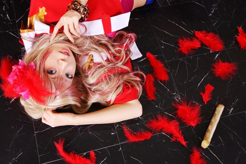 cosplayer with red feathers