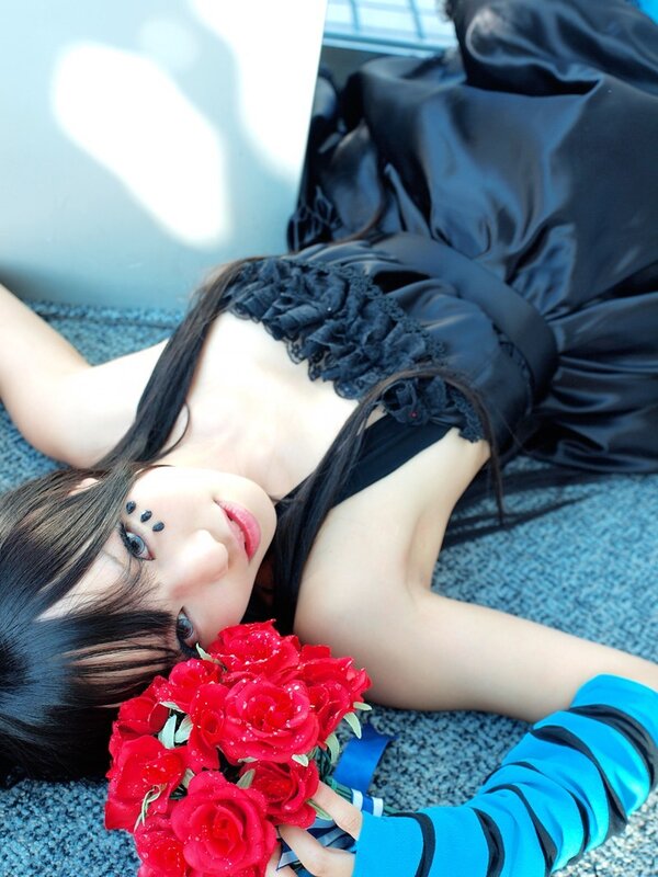 Cosplayer with red roses