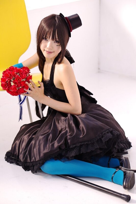 cosplayer with red roses