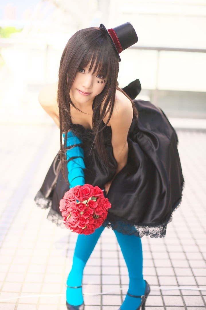 cosplayer with red roses