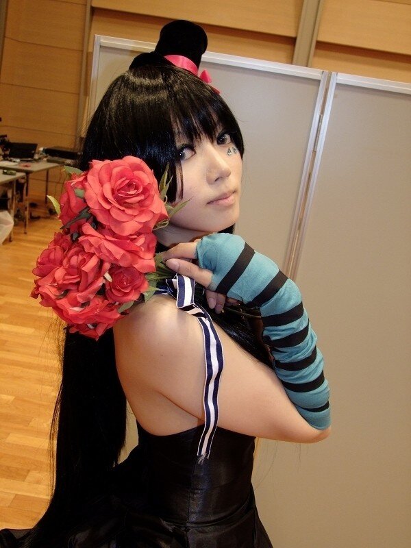 cosplayer with roses and top hat