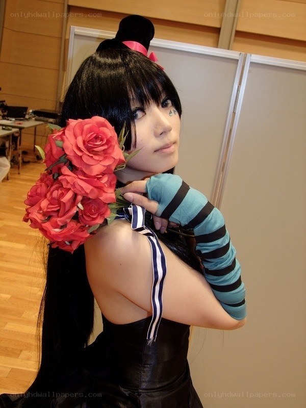 cosplayer with roses and top hat