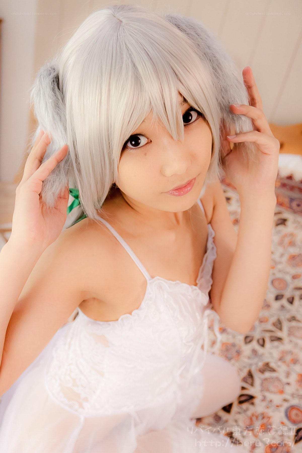 cosplayer with silver hair