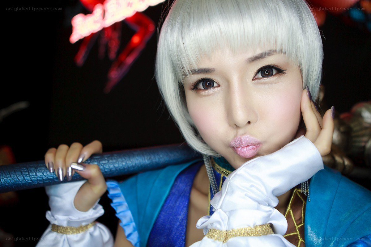 cosplayer with silver hair