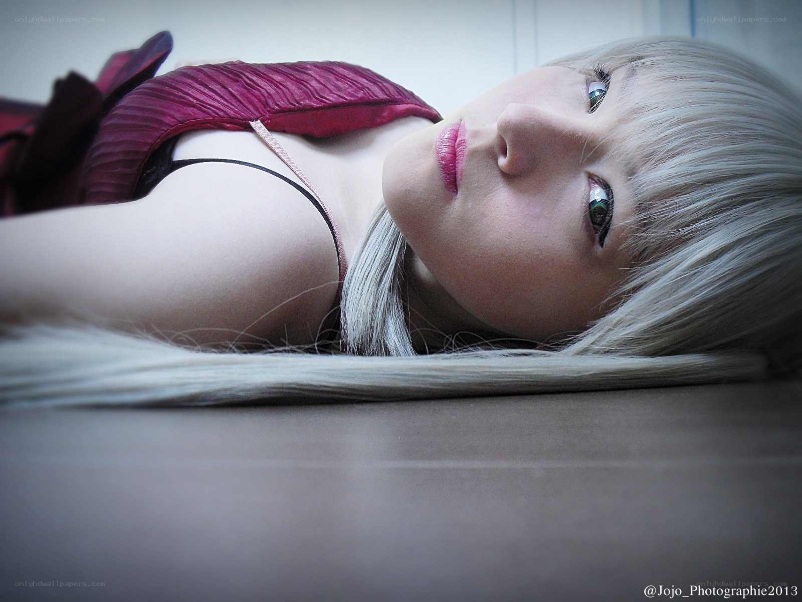 cosplayer with silver hair