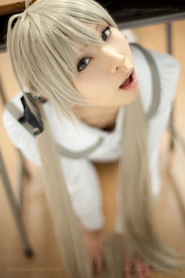 cosplayer with silver hair