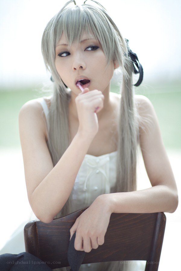 cosplayer with silver hair