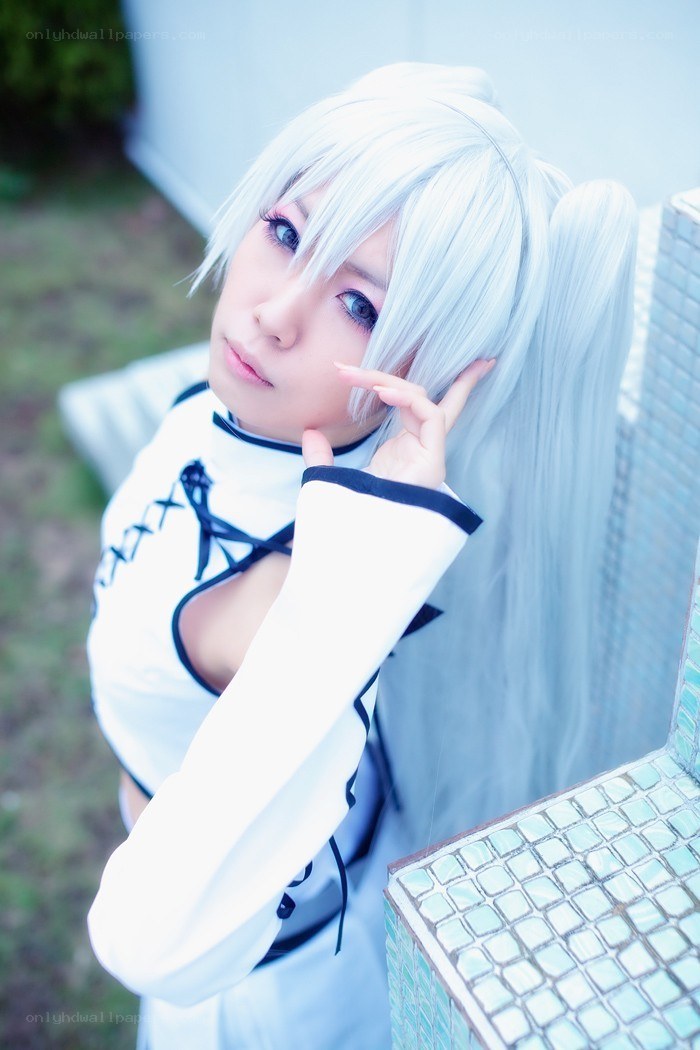 cosplayer with silver hair