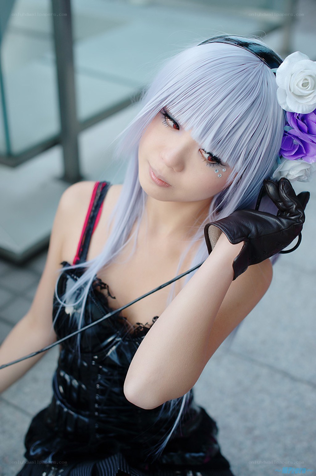cosplayer with silver hair