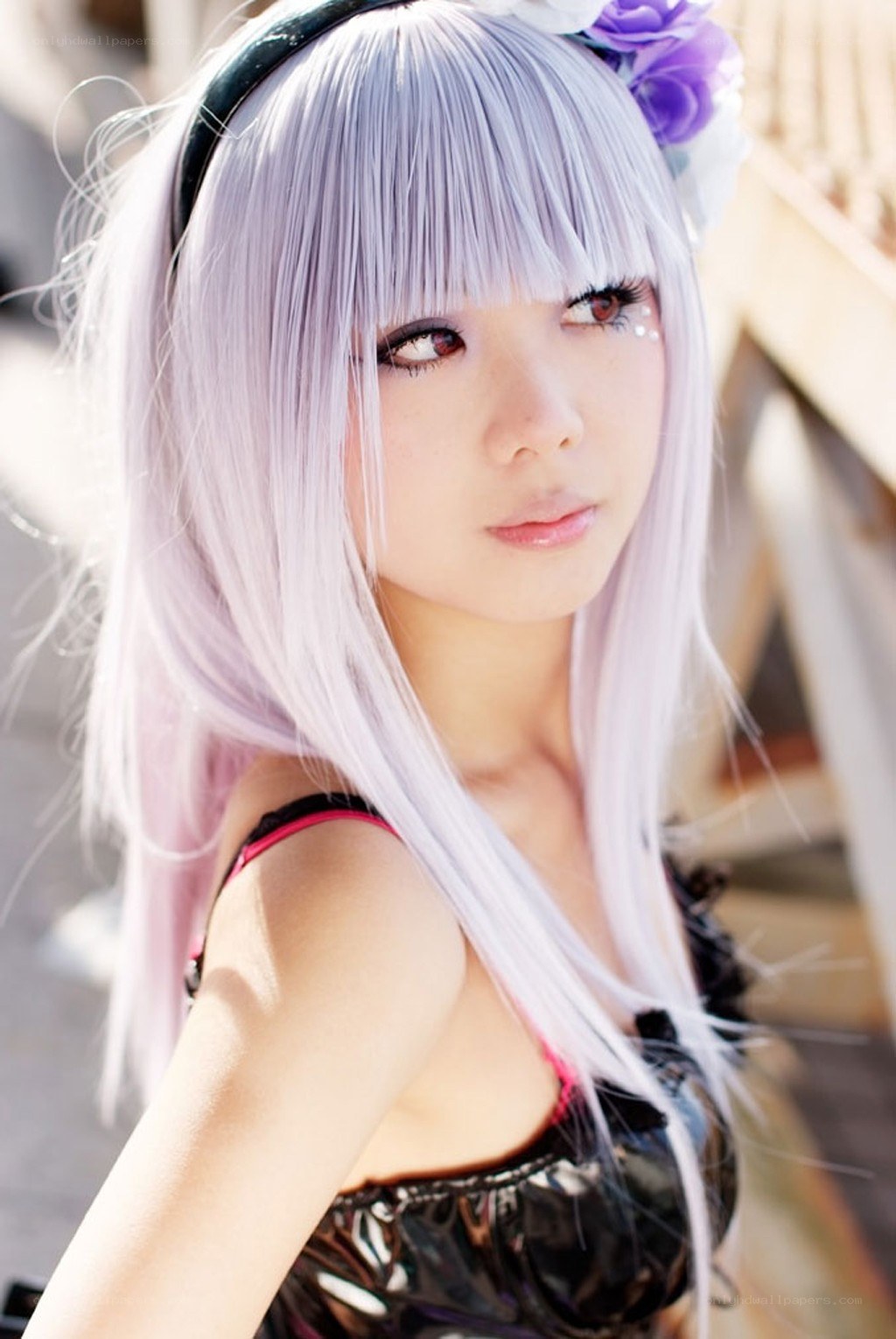 cosplayer with silver hair