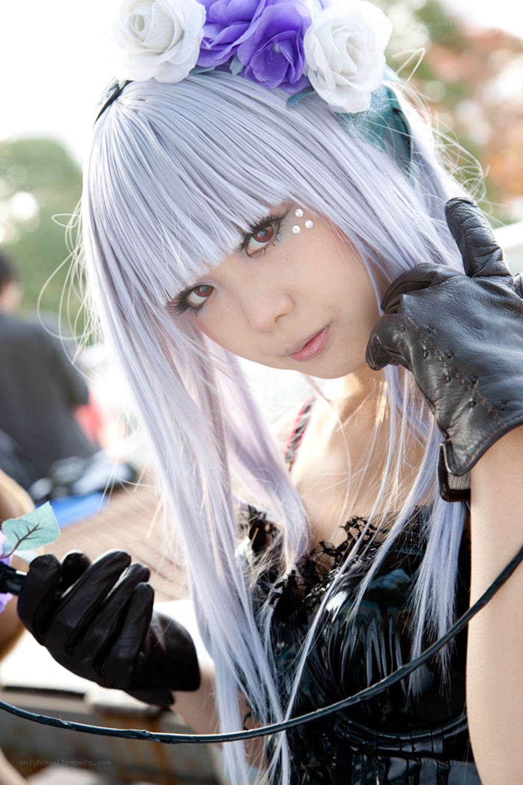 cosplayer with silver hair