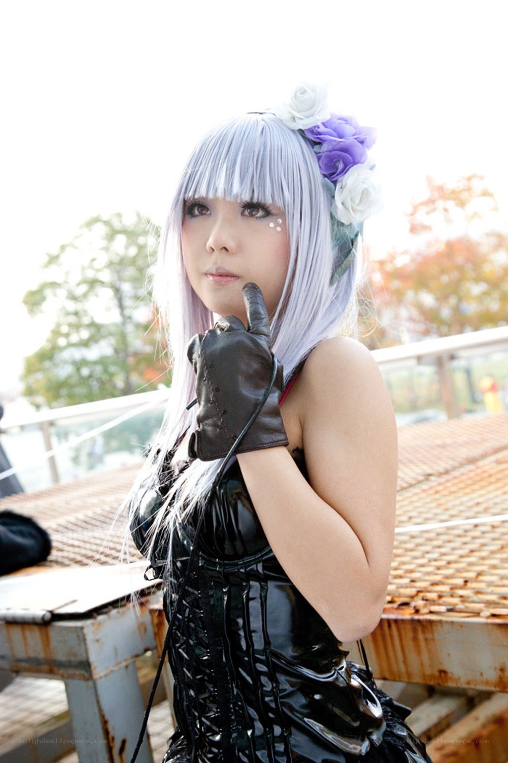 cosplayer with silver hair