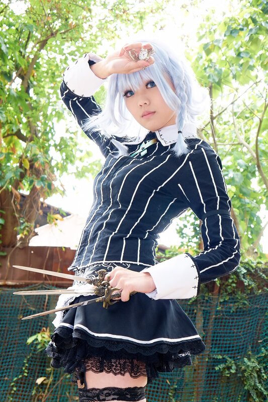 cosplayer with silver hair and daggers