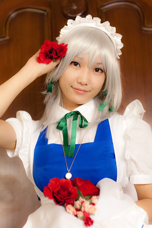 cosplayer with silver hair and red roses