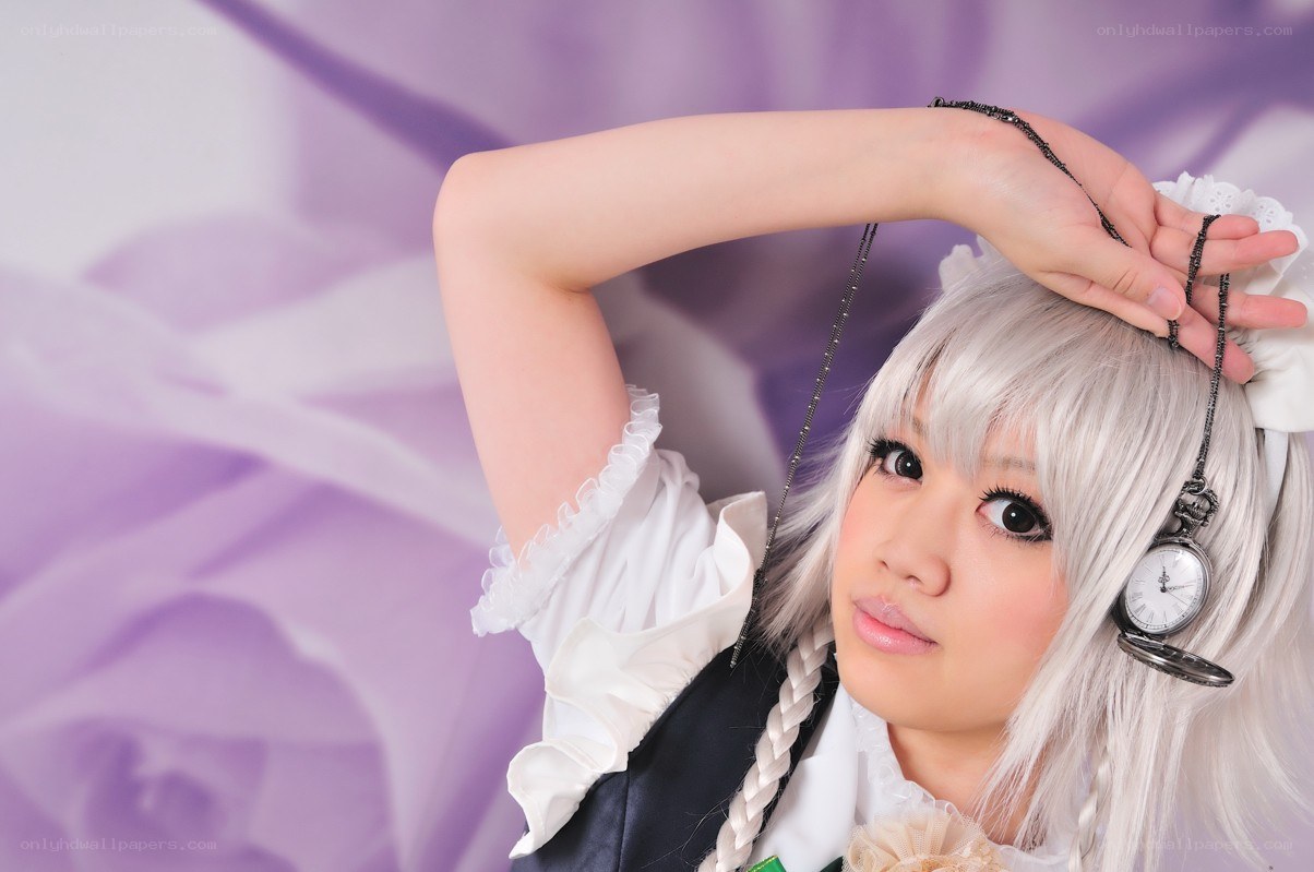 cosplayer with silver wig and pocket watch