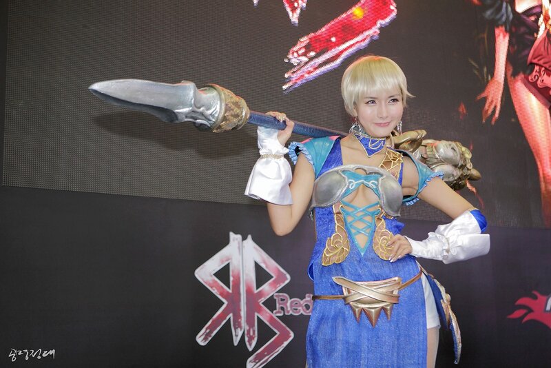 cosplayer with spear at event