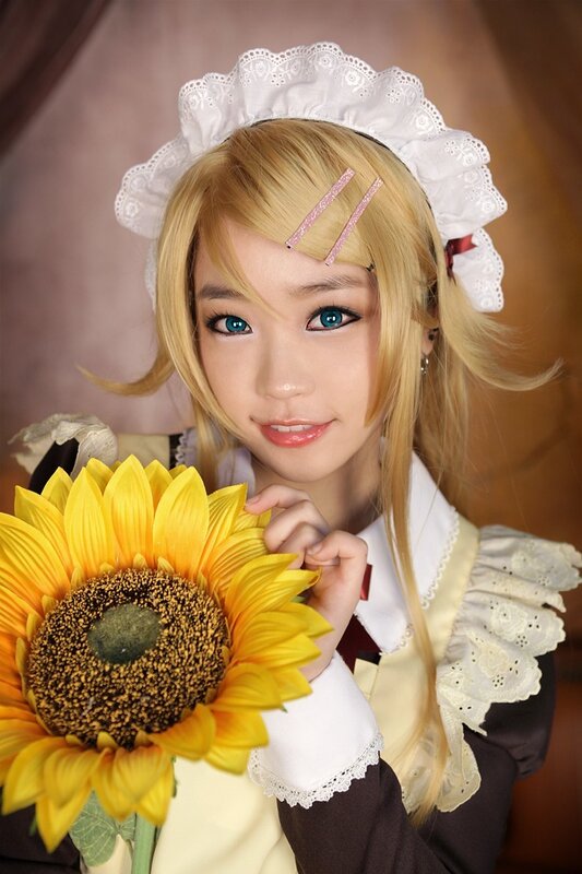 cosplayer with sunflower