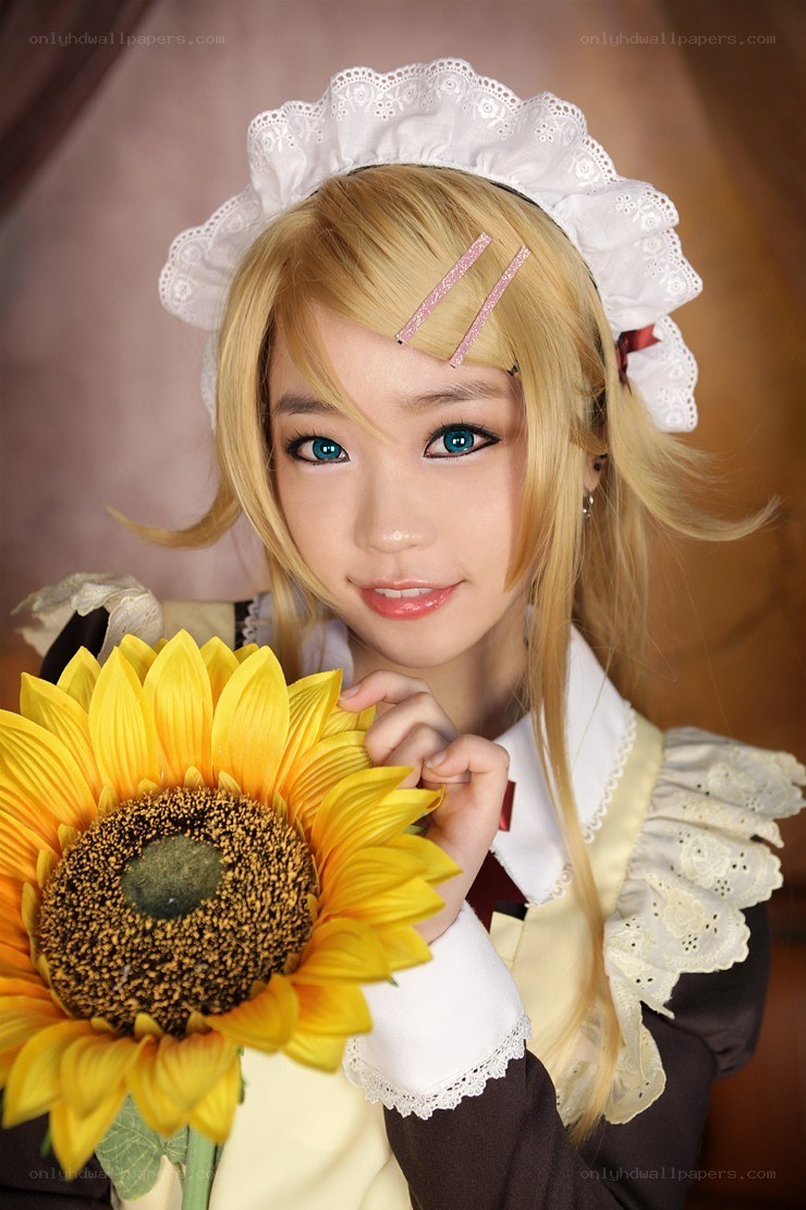 cosplayer with sunflower