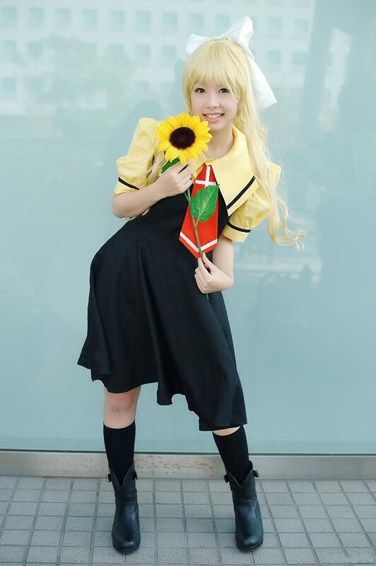 cosplayer with sunflower