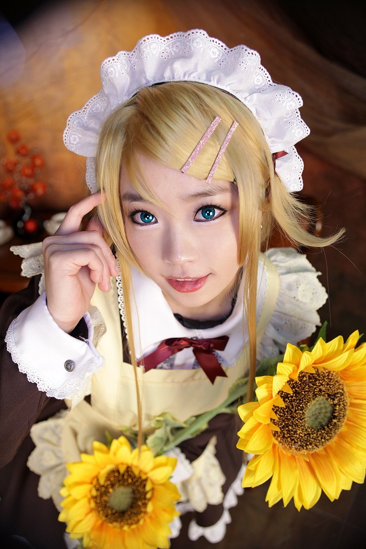 cosplayer with sunflowers