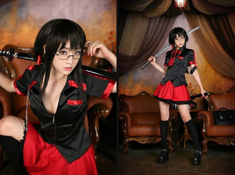 cosplayer with sword in red and black outfit