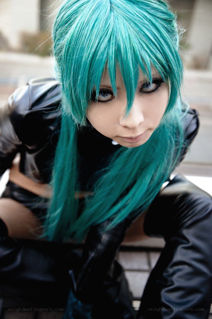 cosplayer with teal hair