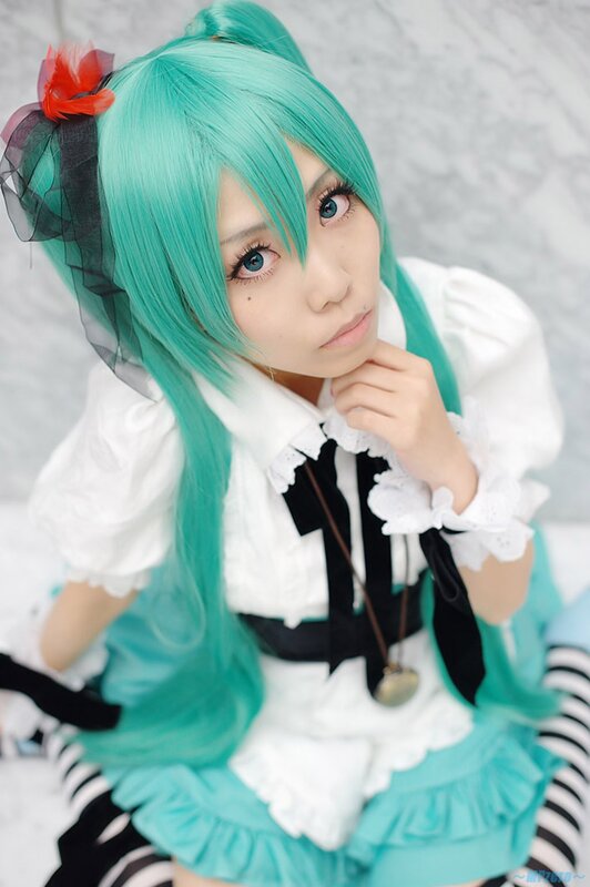 cosplayer with teal hair