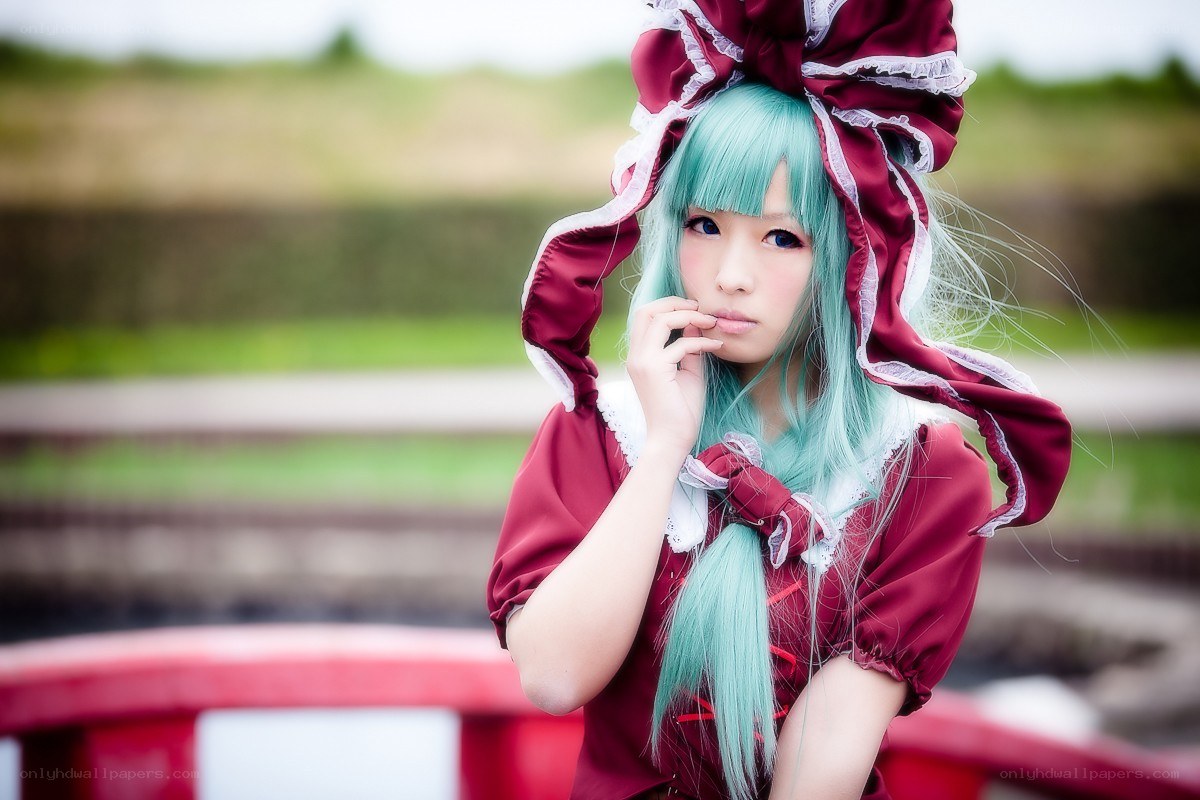 cosplayer with teal hair